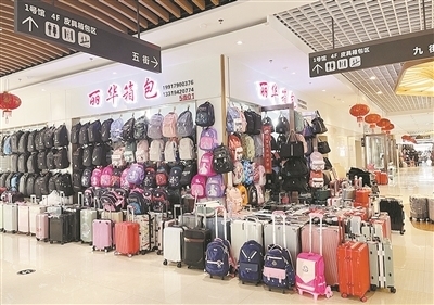 開學季遇上旅游熱，南昌箱包市場銷售火爆，日用百貨同步升溫